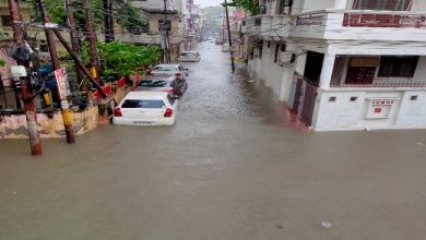 Photo of लखनऊ में हुई भारी बारिश , कमिश्‍नर ने घुटनों तक पानी में पैदल चल लिया जायजा