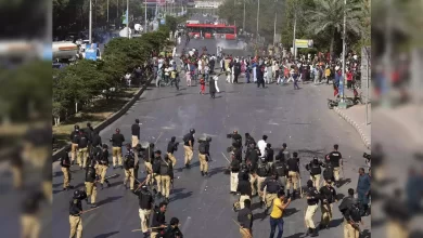 Photo of इमरान खान की गिरफ्तारी के बाद सेना के खिलाफ भड़का लोगो का गुस्सा, अधिकारियों पर फेक रहे पेट्रोल बम