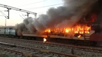 Photo of चलती ट्रेन में लगी भीषण आग, तीन डिब्बे जलकर खाक , सभी यात्रियों को निकाला गया सुरक्षित